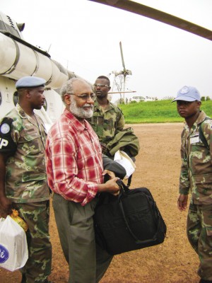 ￼￼In the company of “Blue Berets” – peacekeeping soldiers under the authority of the United Nations – Hizkias Assefa arrives in Ithuri in the Eastern Congo for the start of a mediation process in 2009.