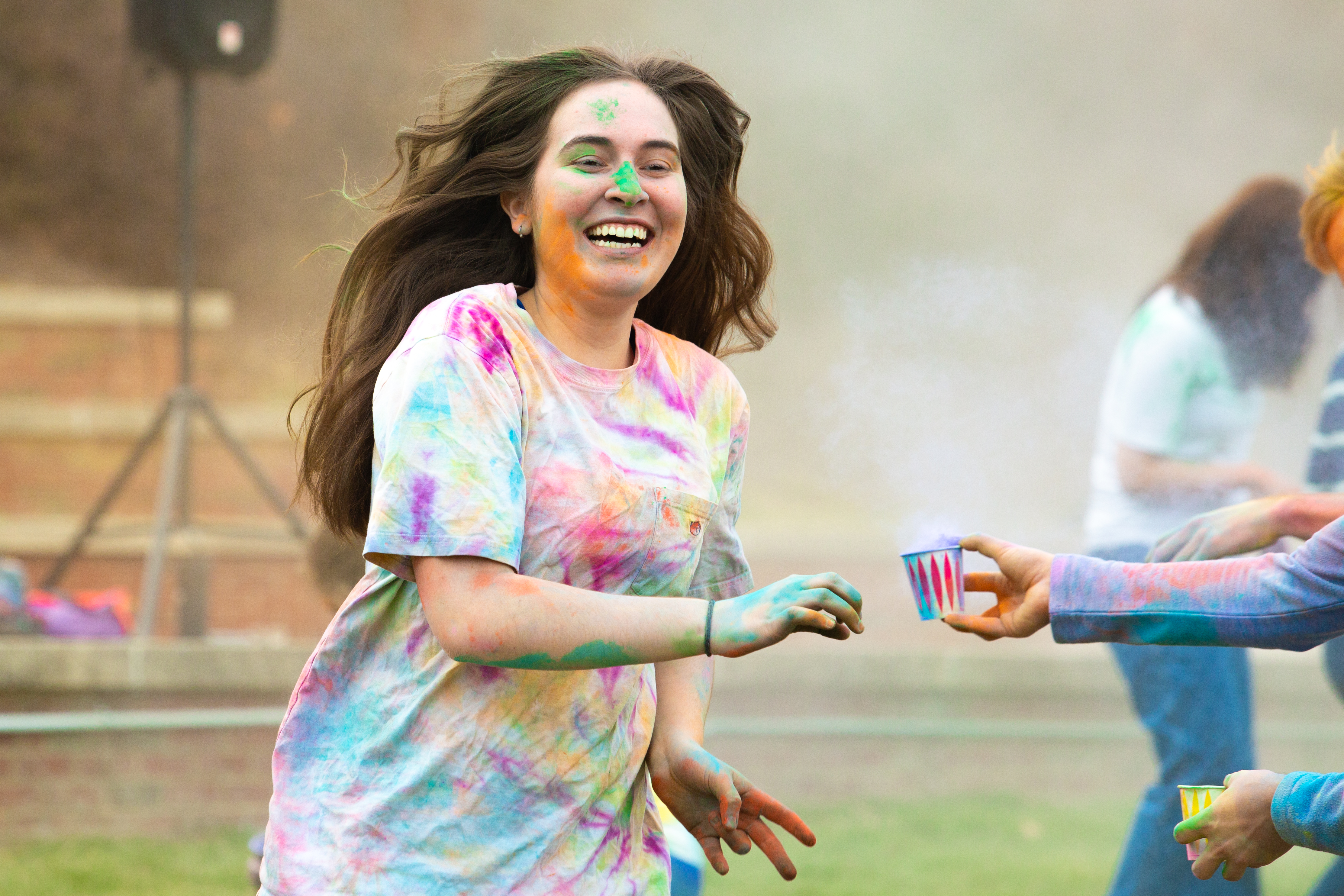 woman running in color run