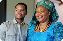 Leymah Gbowee en haar zoon Joshua Mensah, een 2014 EMU-graduate