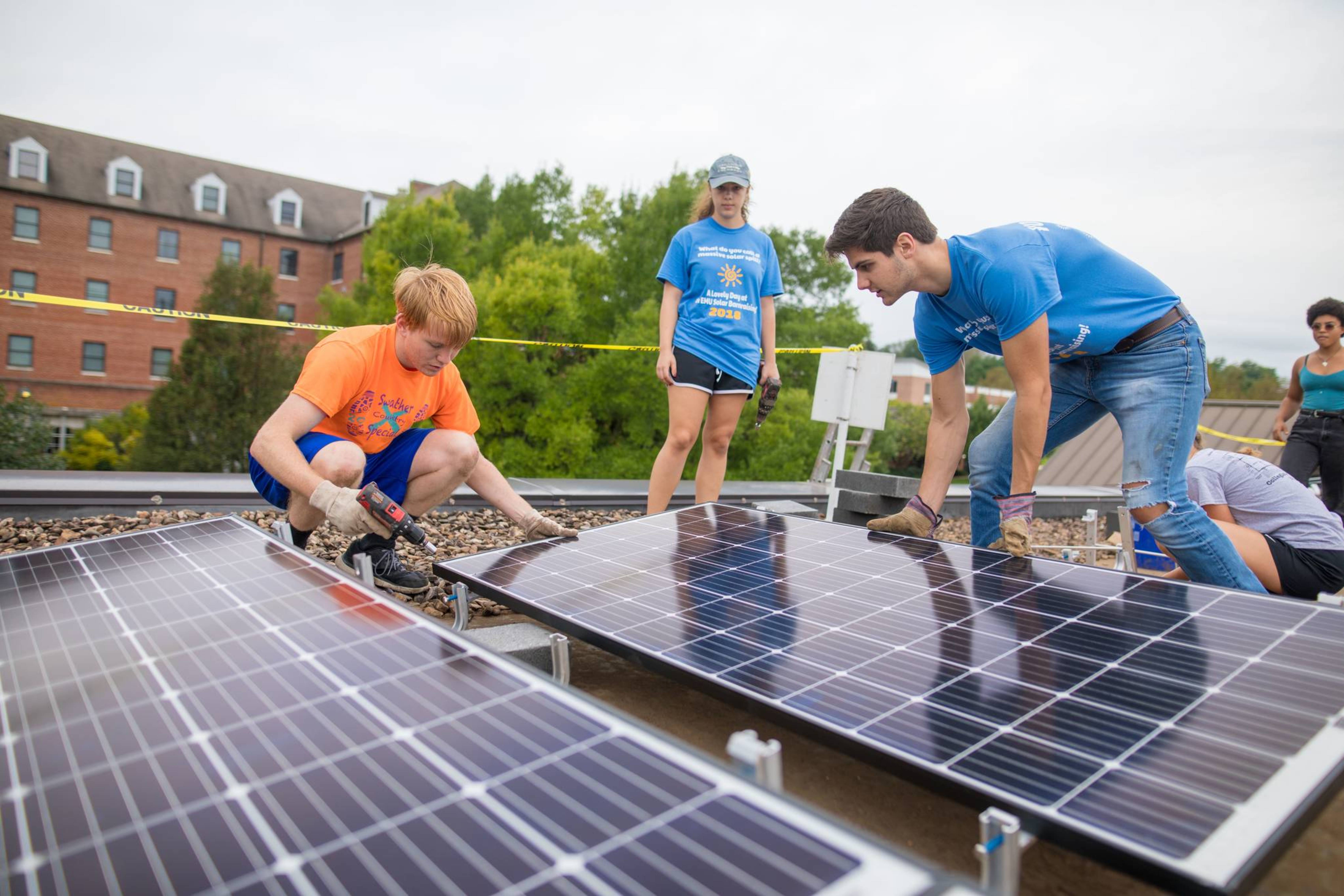 Students installing solar panals on University Commons 